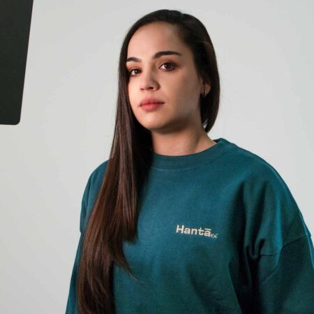 Sudadera de felpa perchada sin capucha con cuello a la caja, ajuste ergonómico y tejido cálido, perfecta para uso diario y entrenamientos.