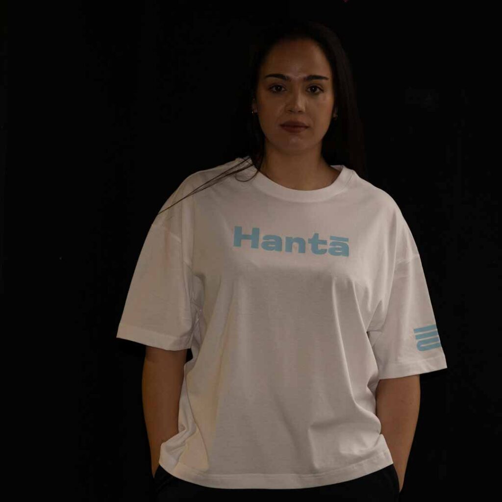 Camiseta oversize blanca unisex de HANTA. Corte relajado, tejido cómodo y diseño limpio. Ideal para un look deportivo, urbano o casual con estilo contemporáneo.