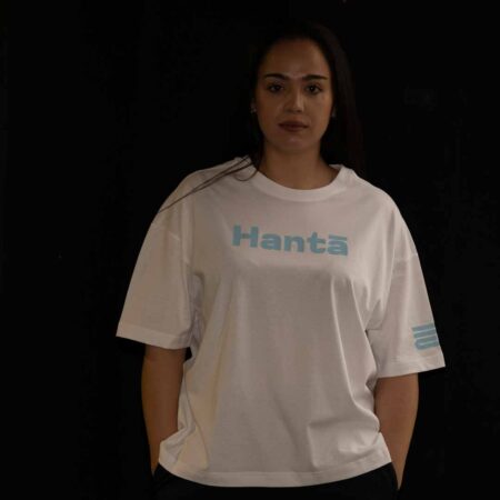 Camiseta oversize blanca unisex de HANTA. Corte relajado, tejido cómodo y diseño limpio. Ideal para un look deportivo, urbano o casual con estilo contemporáneo.