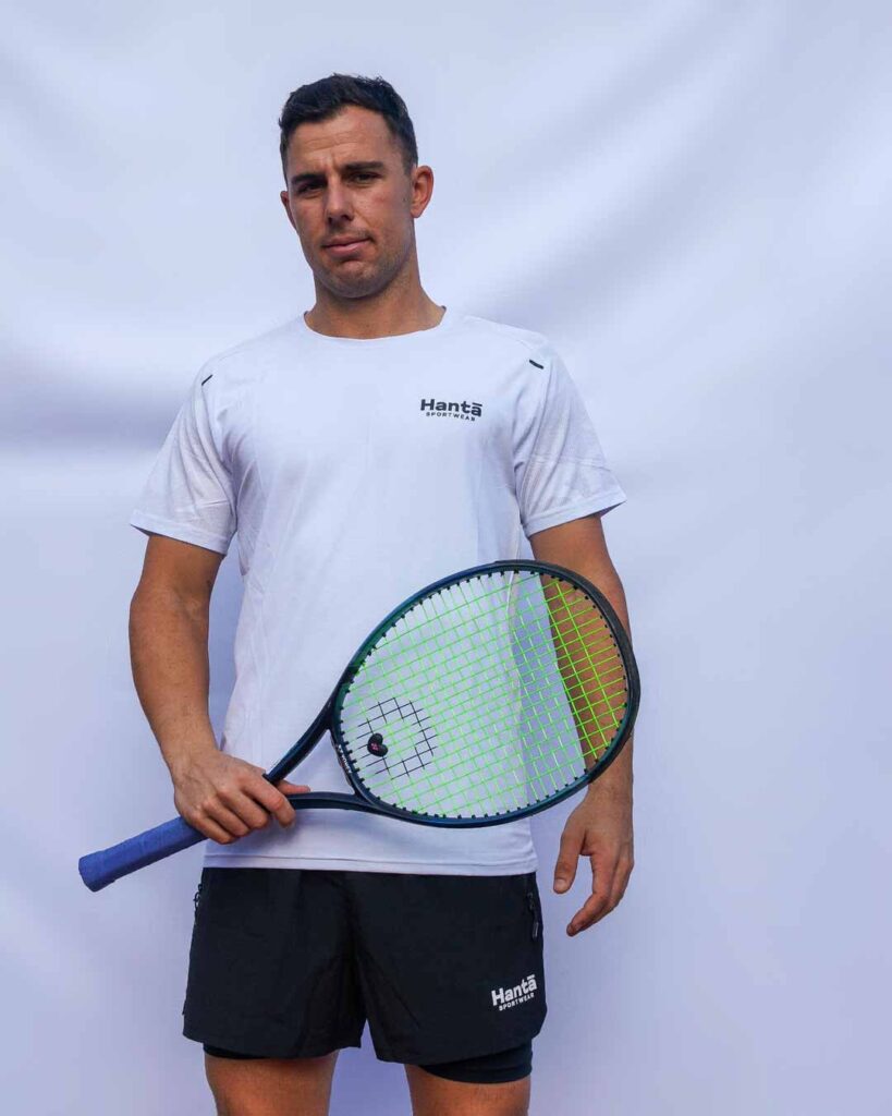 Descubre la camiseta técnica HANTA. Con tejido transpirable, corte ergonómico y diseño moderno, es perfecta para entrenamientos intensos o uso diario. Tecnología y estilo deportivo en una sola prenda.